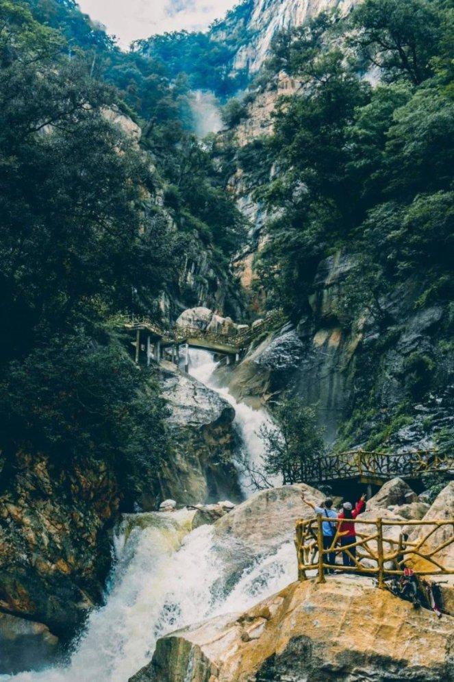 逃离残破的船只